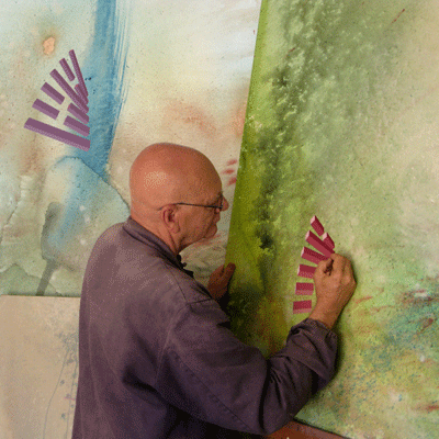 Pittore Lucio Maria Morra nel suo atelier.